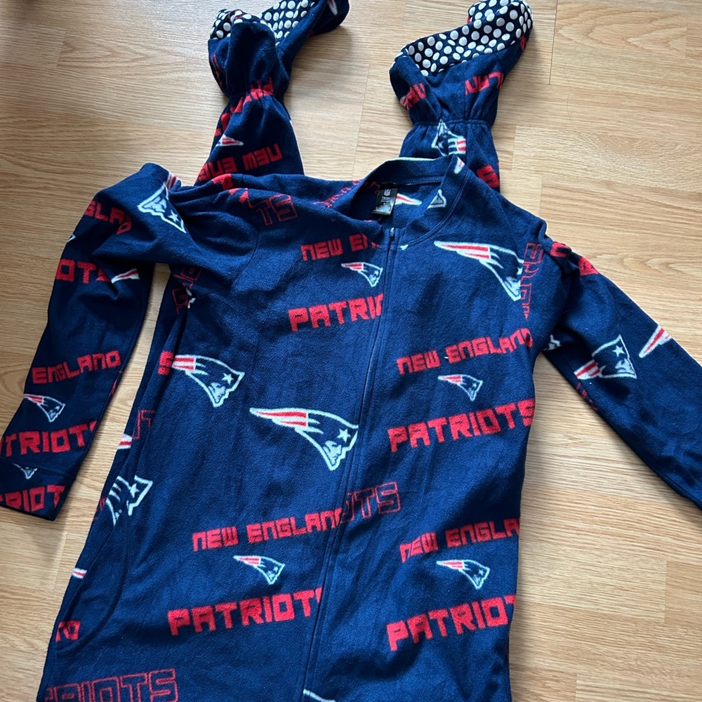 LAST CALL Adult Unisex Small New England Patriots Fleece Onesie